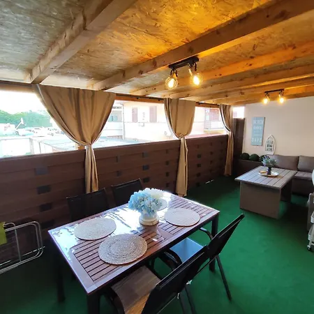 Apartment Seafront Luna *